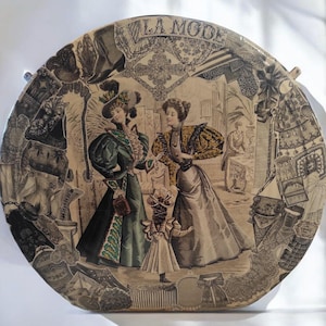 Grande scatola per cappelli antica personalizzata con un collage di carta di donne con cappelli del 1896, per la conservazione e la decorazione