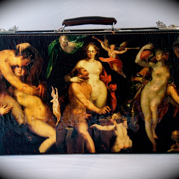 Grande valise en cuir décorée de papier sur un thème de scènes galantes et baroques "EROTISME"