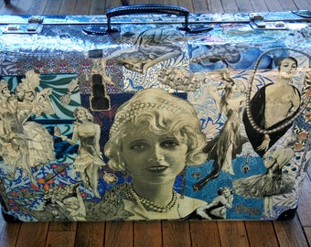 Grande valise bleue collage papier de danseuses de cabaret et actrices théâtres "MISTINGUET"