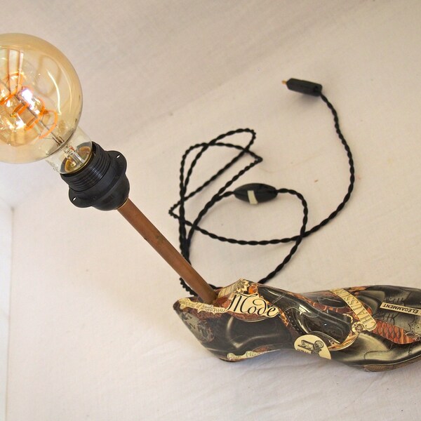 Lampe de chevet originale en forme à chaussures et collage papier "CHAUSSEZ-MOI"