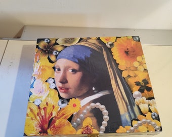 Boîte en bois noire customisée avec la jeune fille à la perle du peintre Vermeer avec entourage de fleurs et perles "REGARD"