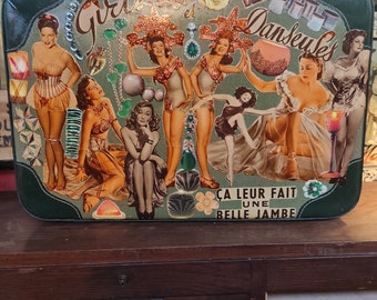 Grande valise vintage verte avec collage papier pin-ups 50, danseuses de cabaret et vedettes de cinéma "MUSIC-HALL"