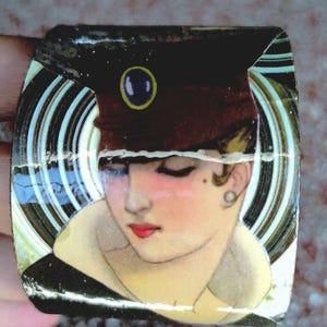 Pulsera de cartón retrato de una mujer con un sombrero art déco collage de papel recortado con joyas de serpiente "REBECCA"