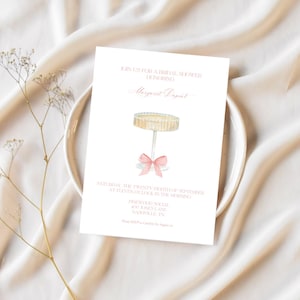 K&ouml;nnte beinhalten: Eine wei&szlig;e Einladung zu einer Brautparty mit rosa Schrift. Die Einladung zeigt eine Aquarell-Illustration eines Kuchentellers mit einer rosa Schleife. Der Text lautet: "Schlie&szlig;en Sie sich uns zu einer Brautparty zu Ehren von Margaret Dupint an. Samstag, der 24. September um 11 Uhr morgens. Pinewood Social 400 Jones Lane Nashville, TN"