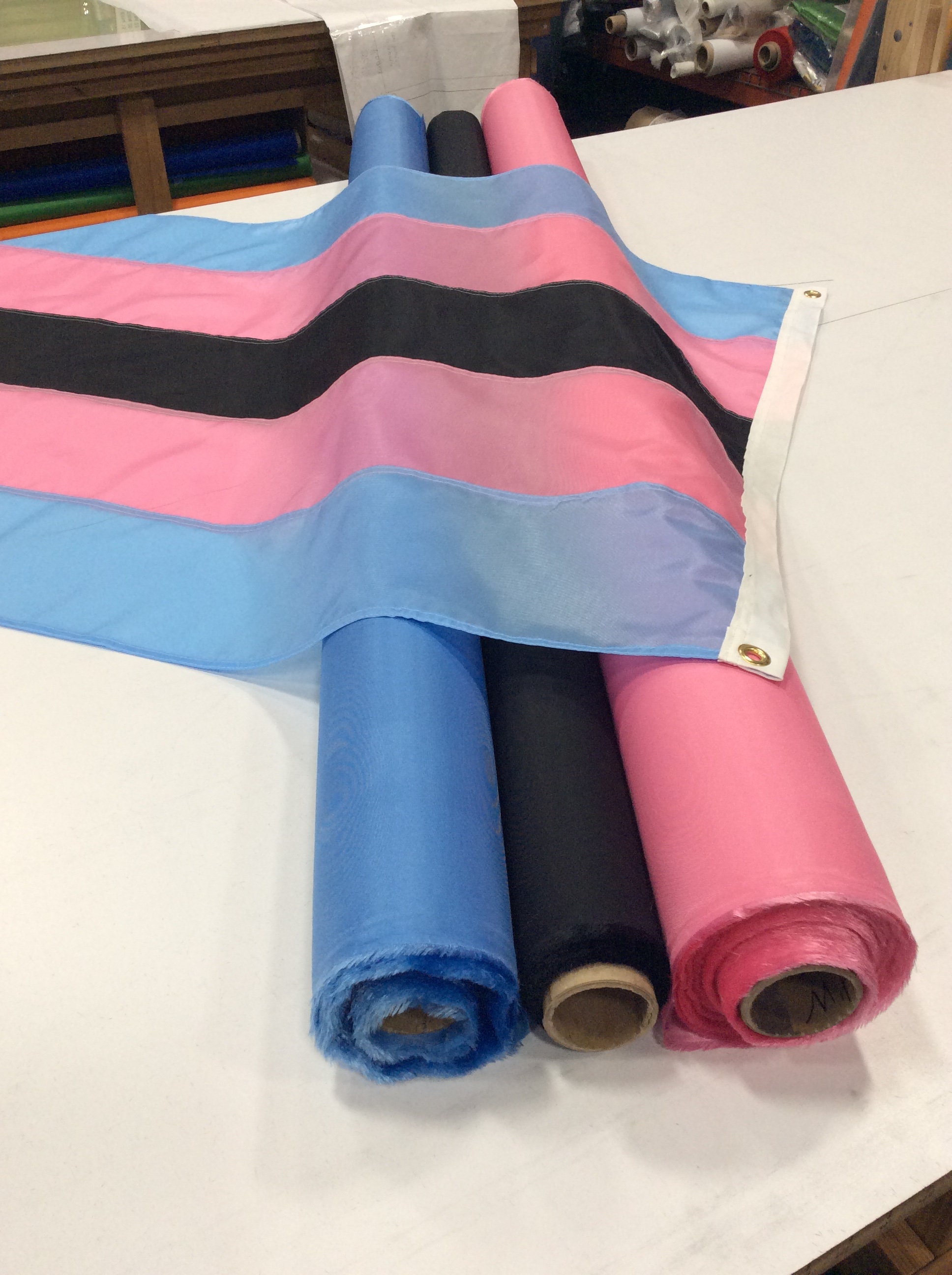 Bandiera Transgender Pride 3' x 5', bandiera blu, rosa e nera, Transgender Pride, dimensioni personalizzate disponibili - Italia Bandiera Transgender Pride 3' x 5', bandiera blu, rosa e nera, Transgender Pride, dimensioni personalizzate disponibili - Italia