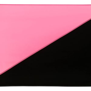 Puede incluir: Bandera rectangular dividida diagonalmente, con una sección superior izquierda rosa brillante y una sección inferior derecha negra sólida. Tiene un borde blanco y ojales para colgar. Un símbolo audaz.