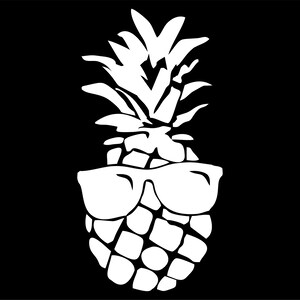 Op de afbeelding: Een wit silhouet van een ananas met een zonnebril. De ananas is getekend in een eenvoudige, cartoonachtige stijl.