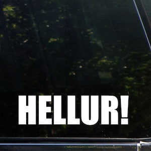 Könnte beinhalten: Weißer Vinyl-Aufkleber mit dem Text "HELLUR!" auf schwarzem Hintergrund.