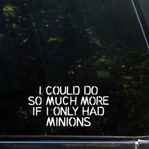 Può includere: Un adesivo in vinile bianco con il testo "I could do so much more if only had minions" su un finestrino di un'auto nera.