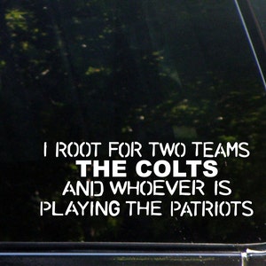 Może przedstawiać: Czarno-biały naklejka na szybę samochodu z tekstem "I root for two teams The Colts and whoever is playing the Patriots".