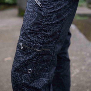 Pantalones cargo con estampado de dragón psicodélico: pantalones utilitarios de viaje de algodón elástico