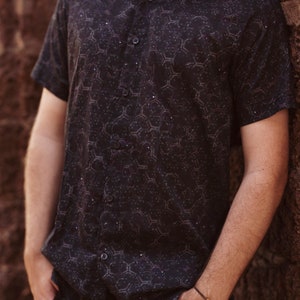 Men&#39;s Bamboo Shirt: Dark Hexagon Print Artwear