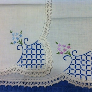 2 Vintage handkerchiefs with embroidered flowers and lace trim