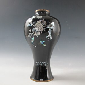 Een Chinese messing cloisonne met parelmoer inlegbloemvaas
