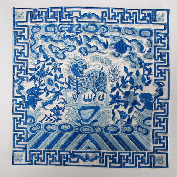 A Chinese Cloth Embroidery 11 '' Dragon Pattern Textiles