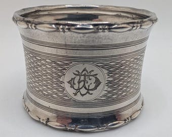 Antyczny angielski pierścień na serwetki ze srebra próby 925 z inicjałami „EW” lub „WE”, datowany na 1923 r.