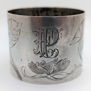 Antyczny niemiecki pierścień na serwetki ze srebra próby 800 z inicjałami „FP”, pięknym grawerunkiem lilii