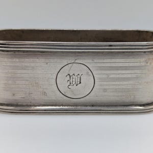 Könnte beinhalten: Ein Set aus drei Keramikbechern mit gesprenkelter, matter Oberfläche. Die Becher sind in Creme-, Hellgrau- und Dunkelgrautönen gehalten. Jeder Becher hat ein schlichtes, minimalistisches Design und einen abgerundeten Henkel.