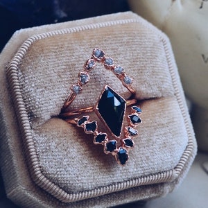 Black onyx kite ring set, copper onyx ring, copper gemstone ring, alternative engagement ring, electroformed wedding set, raw ring image 2