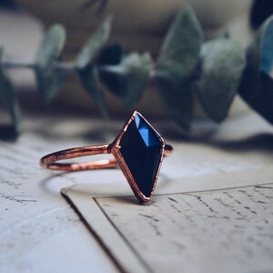 Black onyx kite ring set, copper onyx ring, copper gemstone ring, alternative engagement ring, electroformed wedding set, raw ring image 4