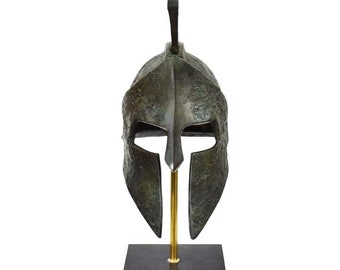Casco de bronce del rey Leónidas sobre base de mármol - Termópilas 300 espartanos vs persas