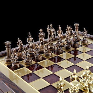Set di scacchi del periodo greco-romano - Pedine in oro e rame - Astuccio in legno - Tavola rossa