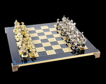 Juego de ajedrez medieval de caballeros hecho a mano: peones de oro y plata, tablero de latón.