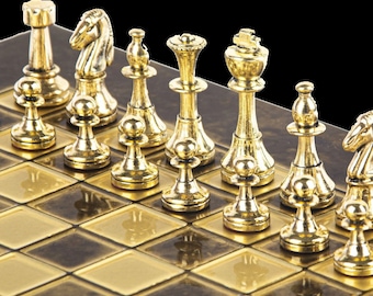 Juego de ajedrez - Tamaño mediano - Peones de latón y níquel - Tablero de ajedrez marrón
