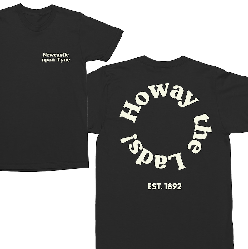 Puede incluir: Camiseta negra con texto blanco en la parte delantera que dice "Newcastle upon Tyne" y texto blanco en la parte trasera que dice "Howay the Lads" en un c&iacute;rculo con "EST. 1892" debajo.