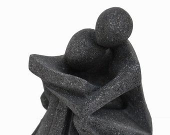 Figurine d'un couple affectueux et amoureux dans un tendre moment romantique - Art moderne des Cyclades