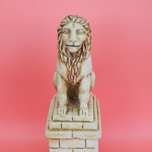 Handgefertigte Miniaturnachbildung des Löwen von Amphipolis als Dekorationsgegenstand, inspiriert von der antiken griechischen Skulptur aus dem 4. Jahrhundert v. Chr