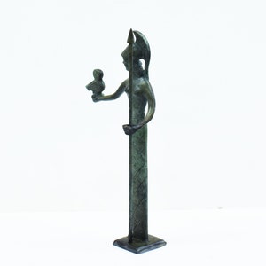 Déesse Athéna casquée avec sa chouette et une lance Statue en bronze Symbole de sagesse, d'artisanat, de guerre et de stratégie Grèce antique image 3