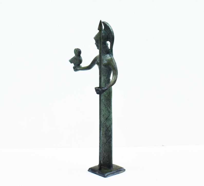Déesse Athéna casquée avec sa chouette et une lance Statue en bronze Symbole de sagesse, d'artisanat, de guerre et de stratégie Grèce antique image 3