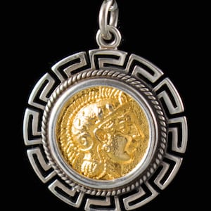 Athen Tetradrachme Vergoldete Silber Anhänger Münze in einem Meander Rahmen- Göttin Athene-Eule Symbol der Weisheit und Intelligenz-Altes Griechenland