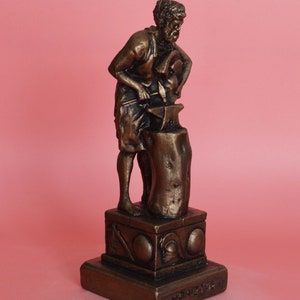 Statue von Hephaistos, altgriechischer Gott des Feuers, Schmiede, Metallverarbeitung, Technologie und Vulkane-Griechisch Pantheon-Bronze Farbeffekt
