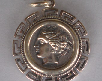 Aphrodite & Pegasus Mythisches Pferd Silbermünzenanhänger mit Mäander-Design - Diana