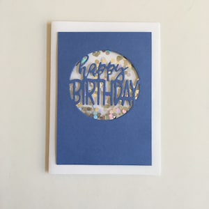 Cartão de aniversário feito à mão com glitter prateado e feliz aniversário