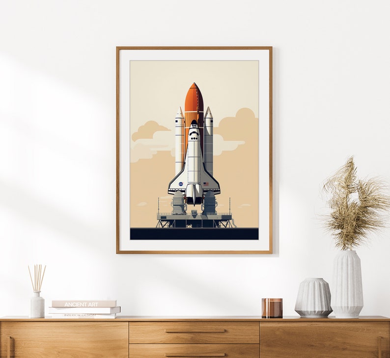 Pu&ograve; includere: Una stampa artistica incorniciata con un'illustrazione stilizzata di uno space shuttle su una piattaforma di lancio. Lo shuttle &egrave; bianco, arancione e nero, su uno sfondo di cielo beige con nuvole. La stampa &egrave; in una cornice di legno.