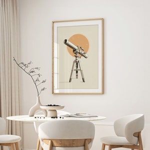 Pu&ograve; includere: Stampa artistica incorniciata con un'illustrazione di un telescopio vintage. L'opera raffigura un telescopio dettagliato su un treppiede, sullo sfondo di un sole color pesca. La stampa &egrave; racchiusa in una cornice di legno, adatta all'arredamento.