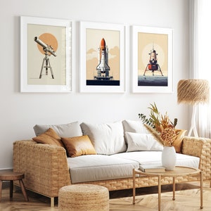 Pu&ograve; includere: Tre stampe artistiche incorniciate con illustrazioni retr&ograve; dell'esplorazione spaziale. Le stampe raffigurano un telescopio, uno space shuttle e un modulo lunare, il tutto su uno sfondo neutro con una calda tavolozza di colori. Le cornici sono bianche.