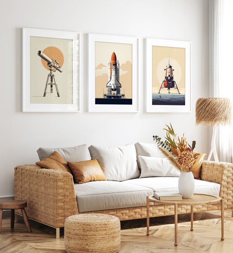 Pu&ograve; includere: Tre stampe artistiche incorniciate con illustrazioni retr&ograve; dell'esplorazione spaziale. Le stampe raffigurano un telescopio, uno space shuttle e un modulo lunare, il tutto su uno sfondo neutro con una calda tavolozza di colori. Le cornici sono bianche.