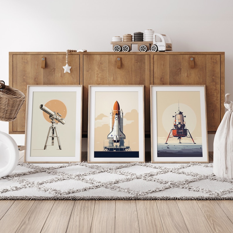 Pu&ograve; includere: Tre stampe artistiche incorniciate con illustrazioni a tema spaziale. Le stampe raffigurano un telescopio, uno space shuttle e un modulo lunare, il tutto in uno stile minimalista e retr&ograve;. La tavolozza dei colori comprende tonalit&agrave; beige, arancioni e blu, adatte a una cameretta.