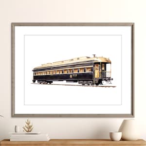 Op de afbeelding: Waterverfprint van een vintage passagierstreinwagon. De wagon is zwart en goudkleurig met rechthoekige ramen. Het kunstwerk is ingelijst in een grijze houten lijst en tegen een witte achtergrond geplaatst.
