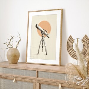 Pu&ograve; includere: Stampa artistica incorniciata con un'illustrazione dettagliata di un telescopio su un treppiede, su uno sfondo a forma di sole color pesca. L'opera d'arte &egrave; in una cornice di legno, che aggiunge un tocco di fascino vintage all'arredamento a tema celeste.