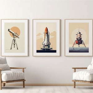 Pu&ograve; includere: Tre stampe artistiche incorniciate con illustrazioni in stile vintage di oggetti spaziali. Le stampe raffigurano un telescopio, uno space shuttle e un modulo lunare, il tutto su uno sfondo neutro con un'estetica retr&ograve;. Le cornici sono in legno chiaro.