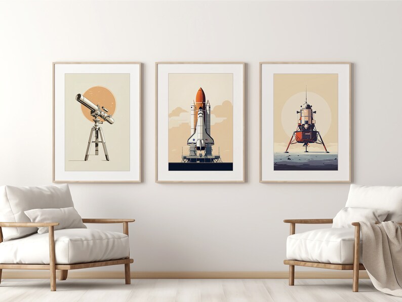 Pu&ograve; includere: Tre stampe artistiche incorniciate con illustrazioni in stile vintage di oggetti spaziali. Le stampe raffigurano un telescopio, uno space shuttle e un modulo lunare, il tutto su uno sfondo neutro con un'estetica retr&ograve;. Le cornici sono in legno chiaro.