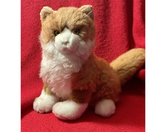 Peluche de gato maltés sentado de 33 cm (13 pulgadas) de la marca America Wego, color jengibre y blanco.