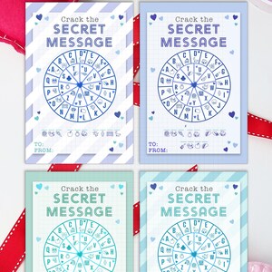 Op de afbeelding: Vier kaarten met een "Crack the Secret Message" ontwerp. Elke kaart heeft een cijferwiel en ruimte voor "Aan:" en "Van:" berichten. De kaarten zijn in tinten blauw en groen, met hart- en rasterdetails. Een rood lint en hartvormige decoraties zijn ook zichtbaar.
