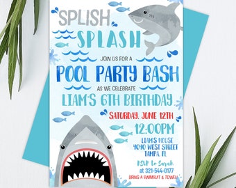 Puede incluir: Una tarjeta de invitación rectangular para una fiesta en la piscina con una ilustración de un tiburón gris, olas de agua azules y peces pequeños. El texto dice: SPLISH SPLASH JOIN US FOR A POOL PARTY BASH AS WE CELEBRATE LIAM'S 6TH BIRTHDAY SATURDAY, JUNE 12TH 12:00PM LIAM'S HOUSE 4040 WEST STREET TAMPA, FL RSVP to Sarah at 321-544-0177 BRING A SWIMSUIT & TOWEL.