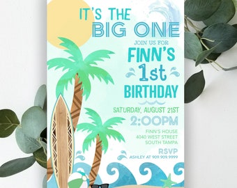 Puede incluir: Una invitación a una fiesta de primer cumpleaños con temática de playa en azul y verde, con una tabla de surf, palmeras y olas. El texto dice "It's the Big One, Join us for Finn's 1st Birthday, Saturday, August 21st, 2:00PM, Finn's House, 4040 West Street, South Tampa, RSVP Ashley at 909.909.9999".